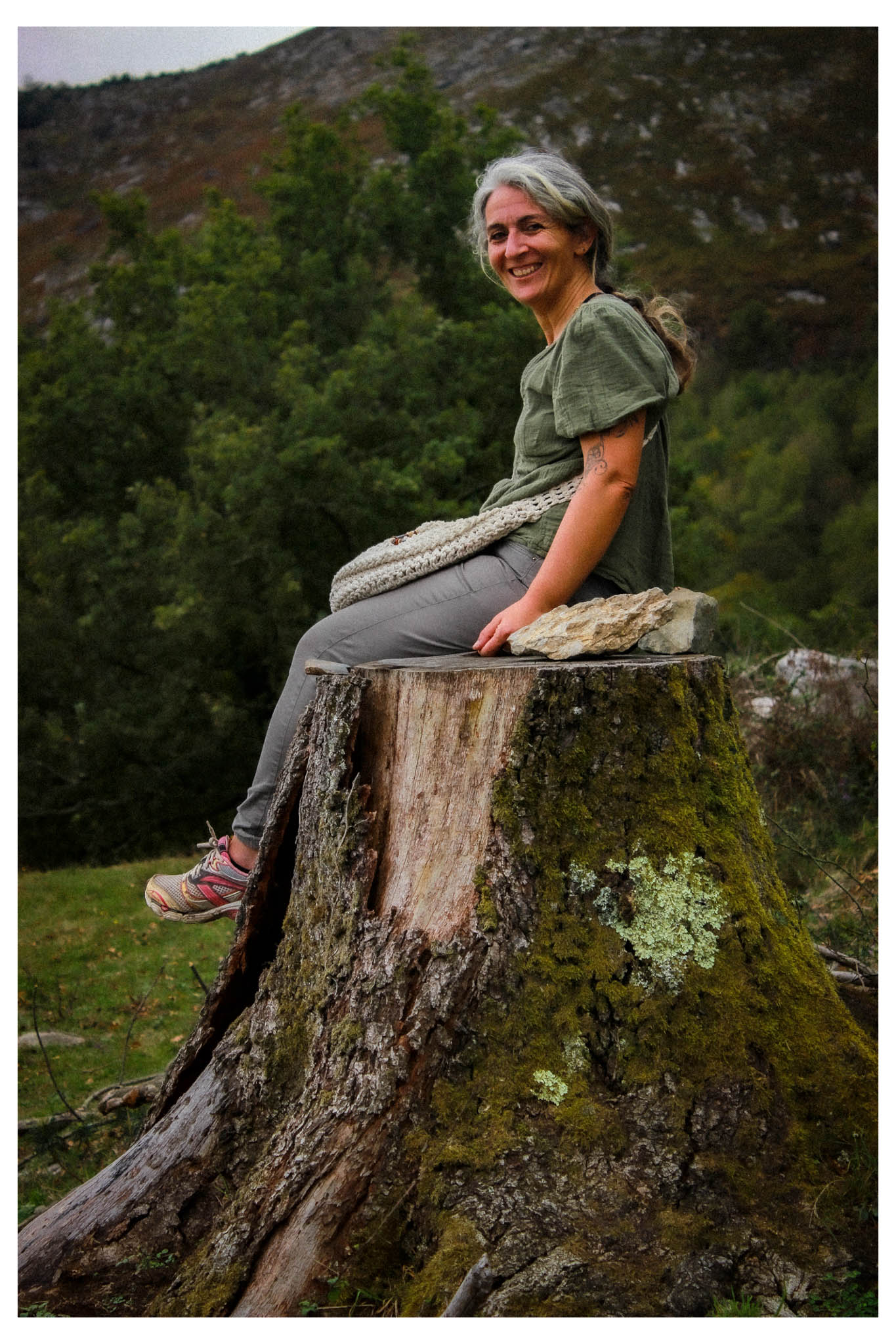 Véronique, assise dans un cadre naturel