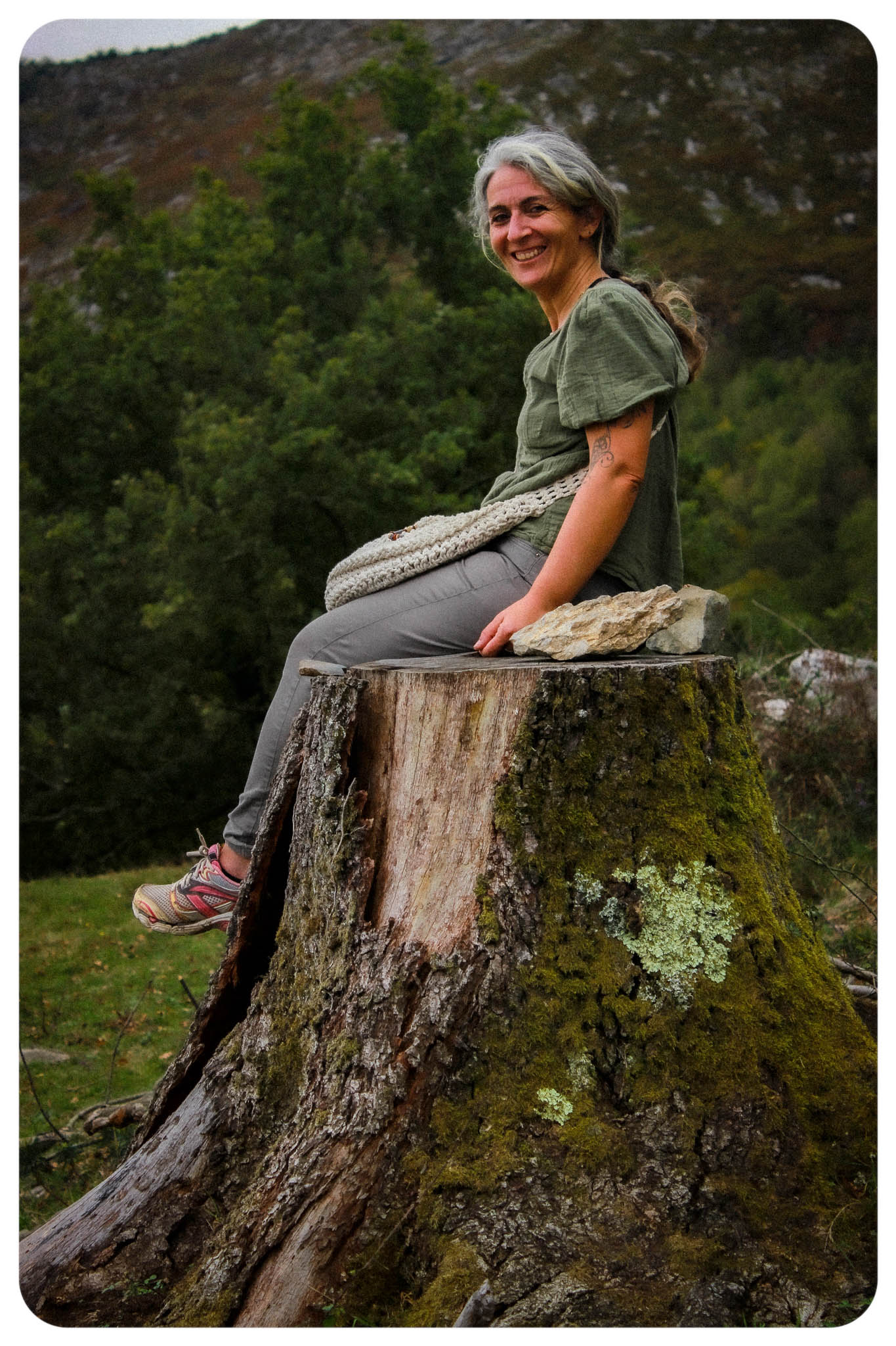 Véronique dans un paysage naturel